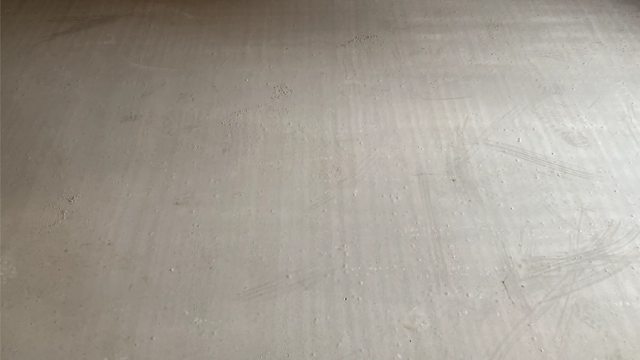 Gładka powierzchnia wylewki anhydrytowej z subtelnymi śladami narzędzi