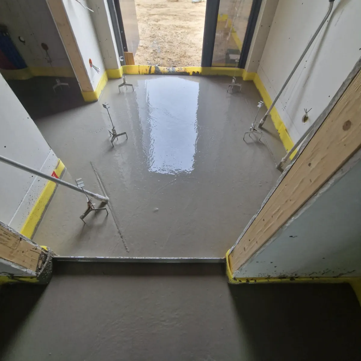 Wylewka anhydrytowa w pomieszczeniu z przyrządami do niwelacji poziomu