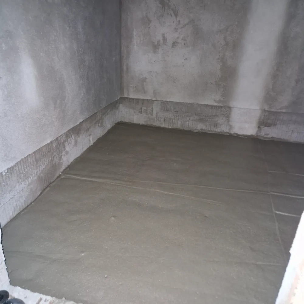 Wylewka anhydrytowa na wypoziomowanym podłożu w pomieszczeniu przygotowanym pod ogrzewanie podłogowe