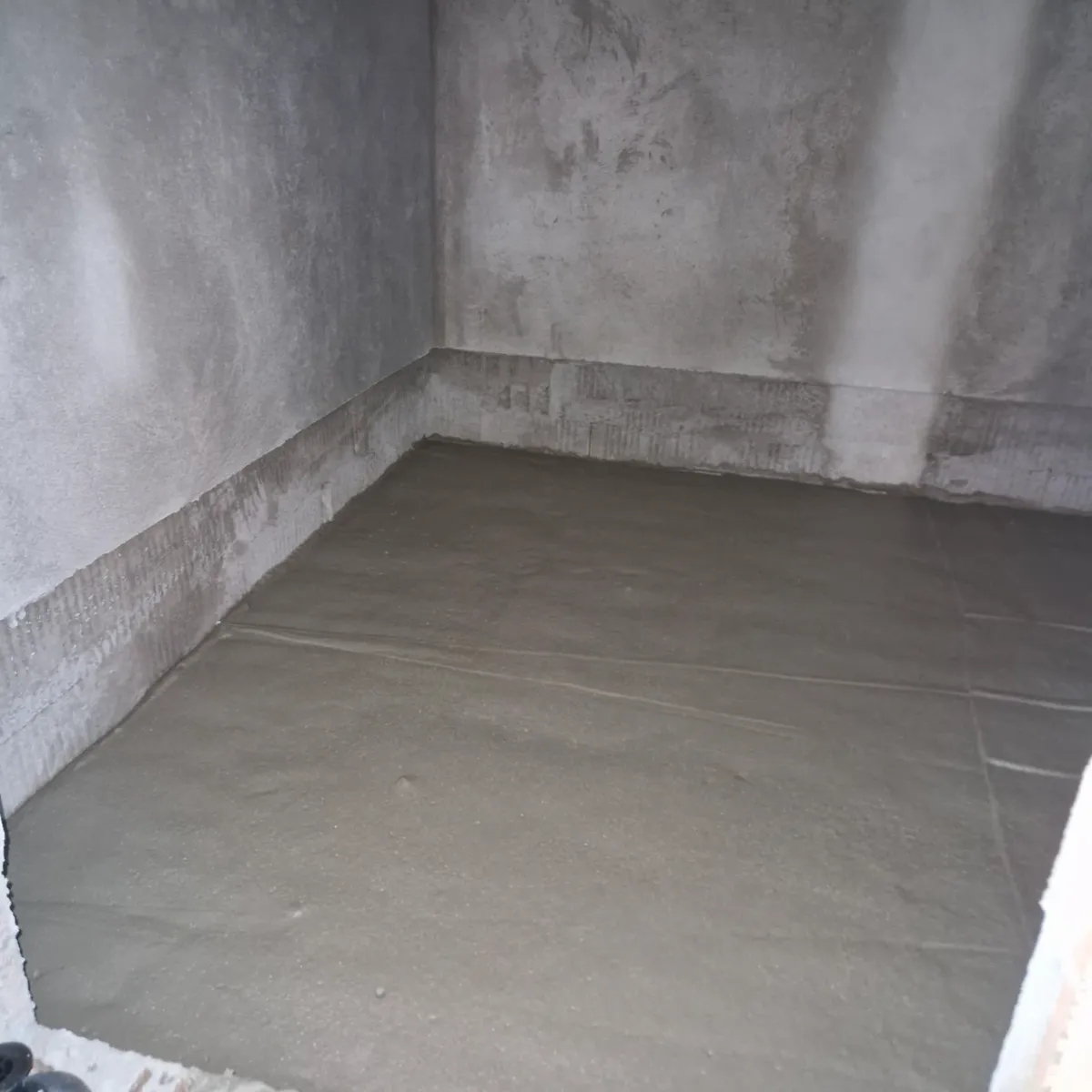 Wylewka anhydrytowa w pomieszczeniu – równomiernie rozprowadzony jastrych pod przyszłą podłogę